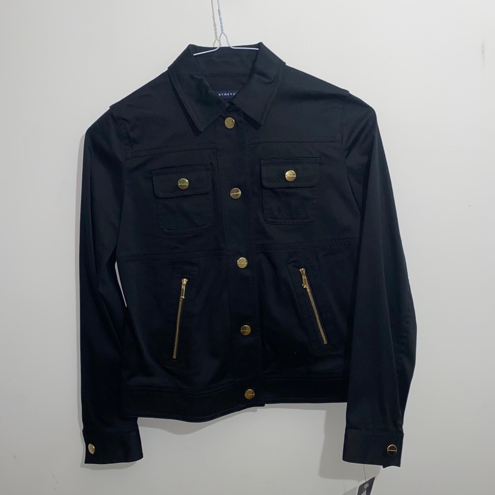 chaqueta negra  jones new york signature  con botones y siere metálicos dorados